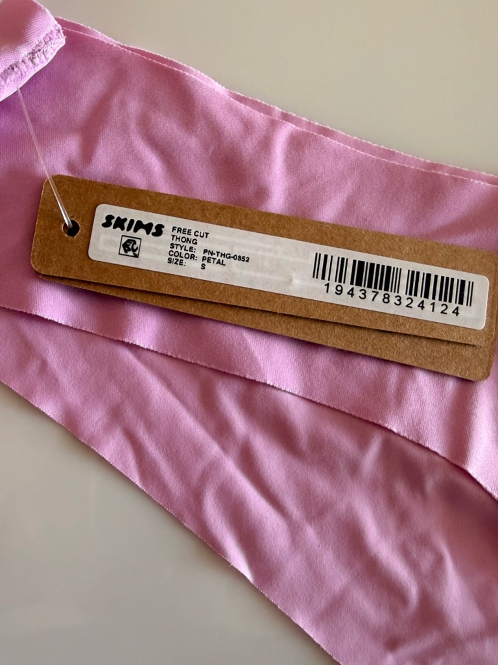 Skims free cut thong in petal - Picture 3 of 4